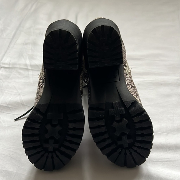 ⭐️ZIGI SOHO Gray Snakeskin Lace-Up Padded Kourtlan Round Toe Block Heel Booties - Picture 6 of 7